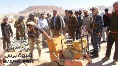 محافظ شبوة يؤكد على أهمية إعادة تأهيل طريق عتق العبر الدولي .