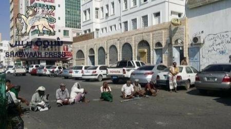 موارد الحكومة المتنقلة من ثروات حضرموت وأصحاب الثروة يفترشون الشارع للحصول على مرتباتهم