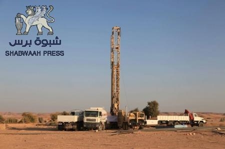 الهلال الأحمر الإماراتي يدشن العمل في حفر بئر ارتوازي بصحراء حضرموت(صور)