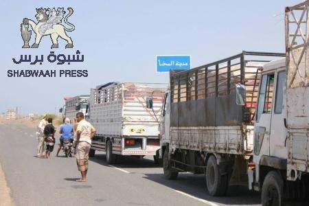 الهلال الأحمر الإماراتي يغيث سكان المخأ بقافلة مساعدات إنسانية ويقوم بتجهيز المستشفى العام(صور)