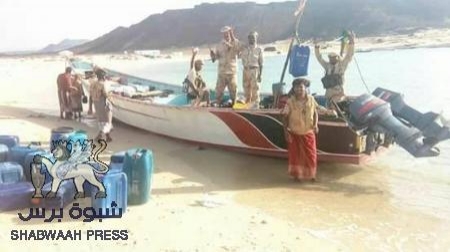 قوات النخبة بشبوة تقبض على مهربين أفارقة وزورقين وتعتقل قبطانهما(صور)