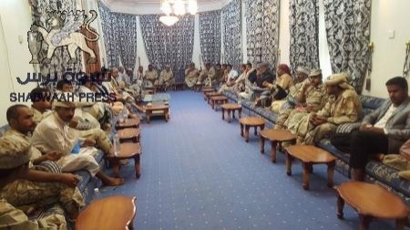 محافظ شبوة يُحذّر تجار المواد الغذائية من المغاﻻة في اسعارها او الإحتكار لها .
