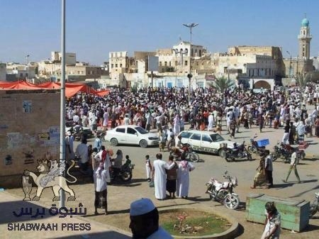 عشرات من المحتجين يقطعون شارع الجزائر بمدينة سيئون مطالبين بصرف مرتباتهم .