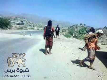 مسلحون يقطعون الخط الرئيسي المؤدي الى محافظتي لحج وعدن.