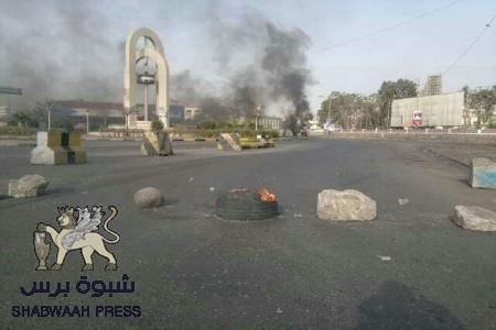 ثورة وغليان وقطع للطرقات في عدن احتجاجاً على انعدام المشتقات وانقطاع الكهرباء