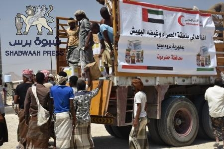 الهلال الأحمر الإماراتي يوزع مساعدات غذائية على أهالي الحمراء وغيضة البهيش بحضرموت