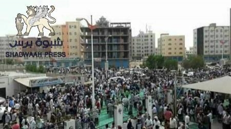 في تشييع مُهيب : أبناء الجنوب يودعون الشهيد اللواء احمد سيف اليافعي في عدن(صور)