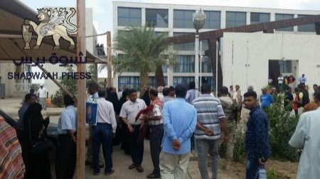 موظفو جمارك عدن ينفذون وقفة احتجاجية للمطالبة بصرف مستحقاتهم