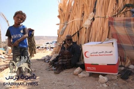 الهلال الأحمر الإماراتي يوزع مساعدات إنسانية على أهالي منطقة نسمة بمديرية ساه بحضرموت
