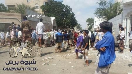 عسكريون ينفذون وقفة احتجاجية أمام منزل الميسري للمطالبة بصرف مرتباتهم
