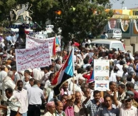قيادي في الحراك الجنوبي: تظاهرة العسكريين أمام قصر معاشيق تأكيد على استمرار الثورة