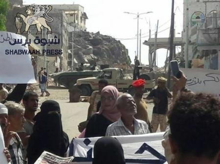 بسبب الرواتب : افراد الحماية الرئاسية يغلقون بوابة ‘‘معاشيق‘‘ ويمنعون حركة الدخول او الخروج