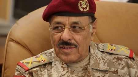 كاتب إصلاحي يتهم الجنرال الاحمر ضمنياً بالتقاعس في حسم معركة تحرير صنعاء ويكشف سبب تحريك جبهة نهم