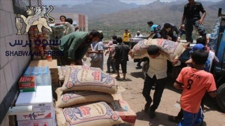 استياء شعبي في شبوه إثر بيع حزب الاصلاح مستلزمات ومواد غذائية في السوق بالسوداء