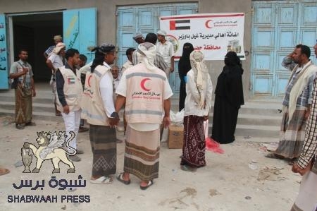 الهلال الأحمر الاماراتي يسير قافلة اغاثية محملة بالمواد الغذائية الى مديرية غيل باوزير