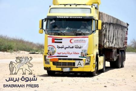 الهلال الأحمر الإماراتي يغيث اهالي منطقة “عرقة” بساحل شبوه بقافلة مساعدات إنسانية(صور)
