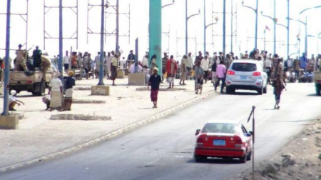 متقاعدون أمنيون يقطعون خط الجسر البحري والحزام الامني يفرقهم بالقوة
