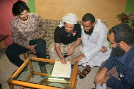 لحظة وداع لجريحين في الهند .. ومكرمة ب 480 الف ريال يمني من الهلال الاحمر الإماراتي