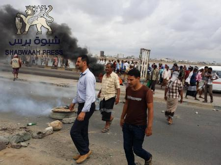 عسكريون يقطعون شوارع المنصورة في عدن احتجاجا على عدم صرف رواتبهم