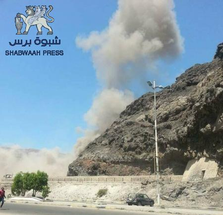 أنباء أولية عن سقوط ضحايا في انفجارات جبل حديد بعدن (صور جديدة)
