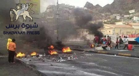 مواطنون غاضبون يغلقون شوارع كريتر عدن احتجاجا على انقطاعات الكهرباء