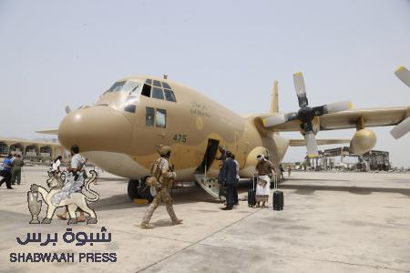 في مطار عدن : طيار إماراتي ينحني إجلالا لجريح جنوبي