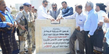 وزير النقل ومحافظ حضرموت يضعان حجر الأساس لمشروع تأهيل ساحة الحاويات بالميناء