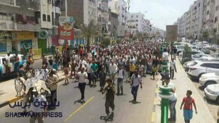 متظاهرون مؤيدون للزبيدي في عدن يوم الجمعة