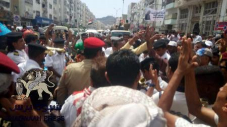 تظاهرات غاضبة لمواطنين جنوبيين في عدن للتنديد بقرارات الرئيس هادي الاخيرة