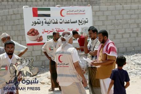 الهلال الأحمر الإماراتي يقدم مساعدات غذائية وتمور لأهالي منطقة الريان بساحل حضرموت