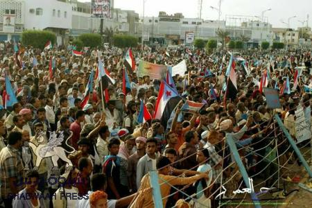 ساحة الحرية : ساعات تفصل عن إعلان قوام اسماء مجلس انتقالي والجنوب لم ينتخب هادي .