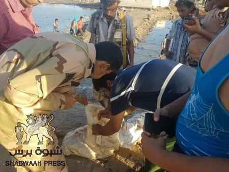 شرطة البريقة تبطل مفعول متفجرات وضعت تحت جسر المدينة (صور)
