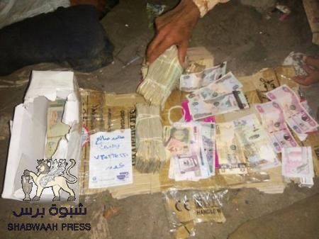 على المدخل الشرقي لـ عدن : نقطة العلم تضبط أموال مهربة في باص الرويشان إلى عدن