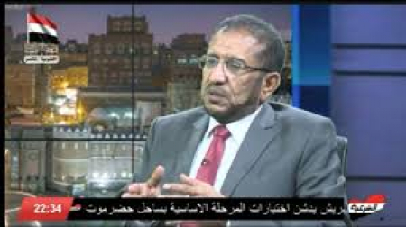 رئيس قناة فضائية يتهم قنوات للشرعية بسرقة التقارير ويشبه اداءها بأداء #وزير _الاعلام