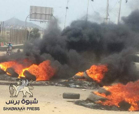 احتجاجات على تردي خدمة الكهرباء في عدن وبن دغر يبتز الجنوبيين : تشغيل الكهرباء مرهون بانتهاء المجلس الانتقالي!