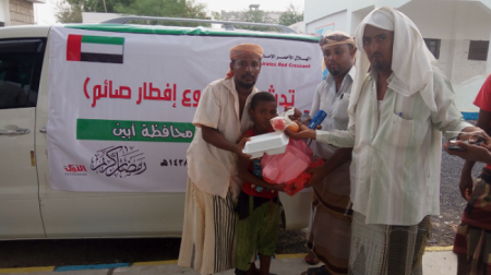 الهلال الأحمر الإماراتي يواصل مشروعه لتوزيع وجبات إفطار الصائم الجاهزة شوارع حضرموت