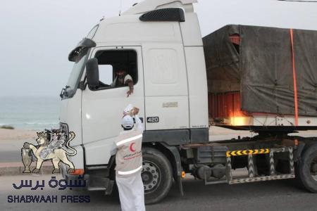 الهلال الأحمر الإماراتي يواصل مشروعه لتوزيع وجبات إفطار الصائم الجاهزة شوارع حضرموت(صور)