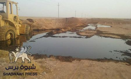 تسرب نفطي يهدد البيئة في شبوه (صور) وإدارة الشركة اليمنية للنفط تتجاهل وتحتجز رواتب العمال لـ 7 أشهر