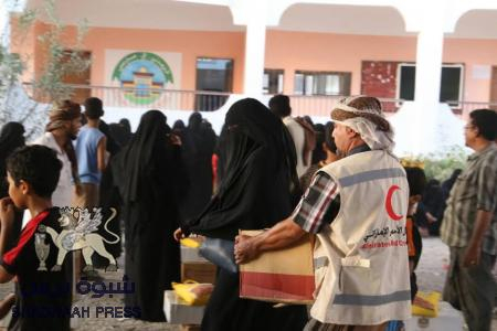 الهلال الأحمر الإماراتي يدشن المساعدات الغذائية للأسر الأشد فقراً في المكلا بحضرموت