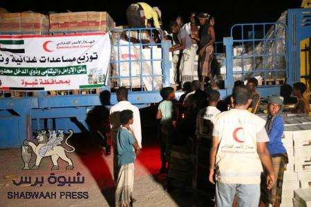 الهلال الأحمر الإماراتي يدشن توزيع المساعدات الغذائية على الأسر الفقيرة والأشد فقراً بمديرية رضوم بشبوة