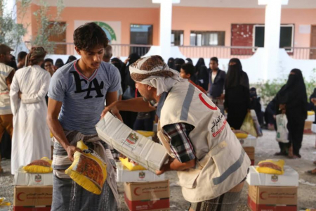 الهلال الأحمر الإماراتي يواصل توزيع وجبات الإفطار والعشاء الجاهزة بأحياء المكلا