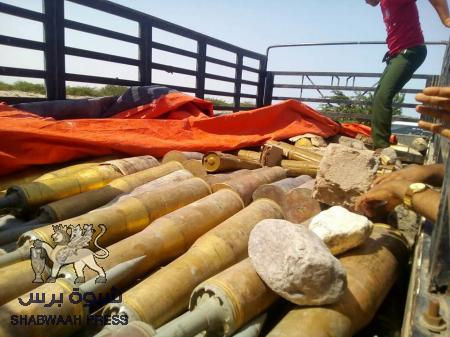 أمن أبين يحجز شحنة أسلحة مموهة بـ ‘‘حبحب‘‘ والمقدشي يوجه بالإفراج عنها (صور)