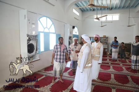 الهلال الأحمر الإماراتي يواصل توزيع المساعدات الغذائية ويتفقد مشروع تعزيز كهرباء منطقة الريان بالمكلا بساحل حضرموت
