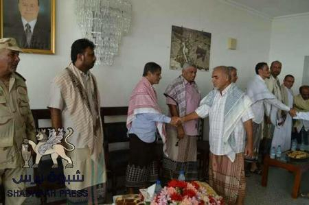 وكيل أول حضرموت وقائد المنطقة العسكرية يستقبلان جموع المهنئين بعيد الفطر