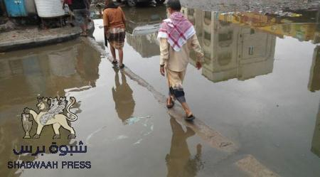 مستنقات ‘‘بن دغر‘‘ تغمر شوارع وأحياء مدينة عدن (ملف صور)