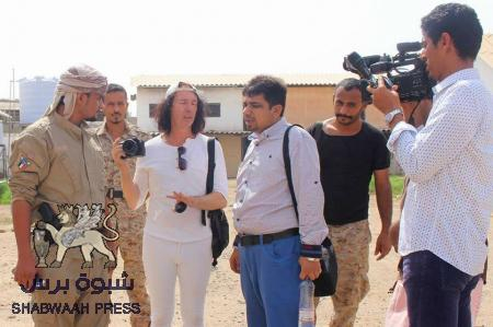 وفد أجنبي لمنظمات حقوقية واعلاميون يزورون سجن المنصورة ويطلعون على حال السجناء
