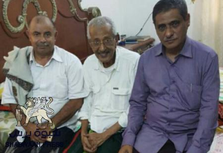 محافظ حضرموت يزور‘‘عبدالله البار‘‘ نائب رئيس مجلس الشورى في منزله للإطمئنان على صحته