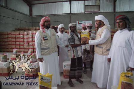 الهلال الأحمر الإماراتي يواصل توزيع المساعدات الغذائية على الأسر الفقيرة بصحراء حضرموت