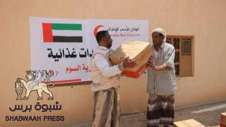 ‘‘الهلال الإماراتي‘‘ يوزع مساعدات إغاثية في مديرية السوم بوادي حضرموت.