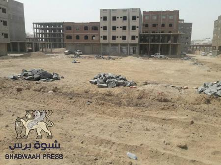 وحوش الأراضي واختطافهم البسمة من وجوه الشباب في عدن(صور)